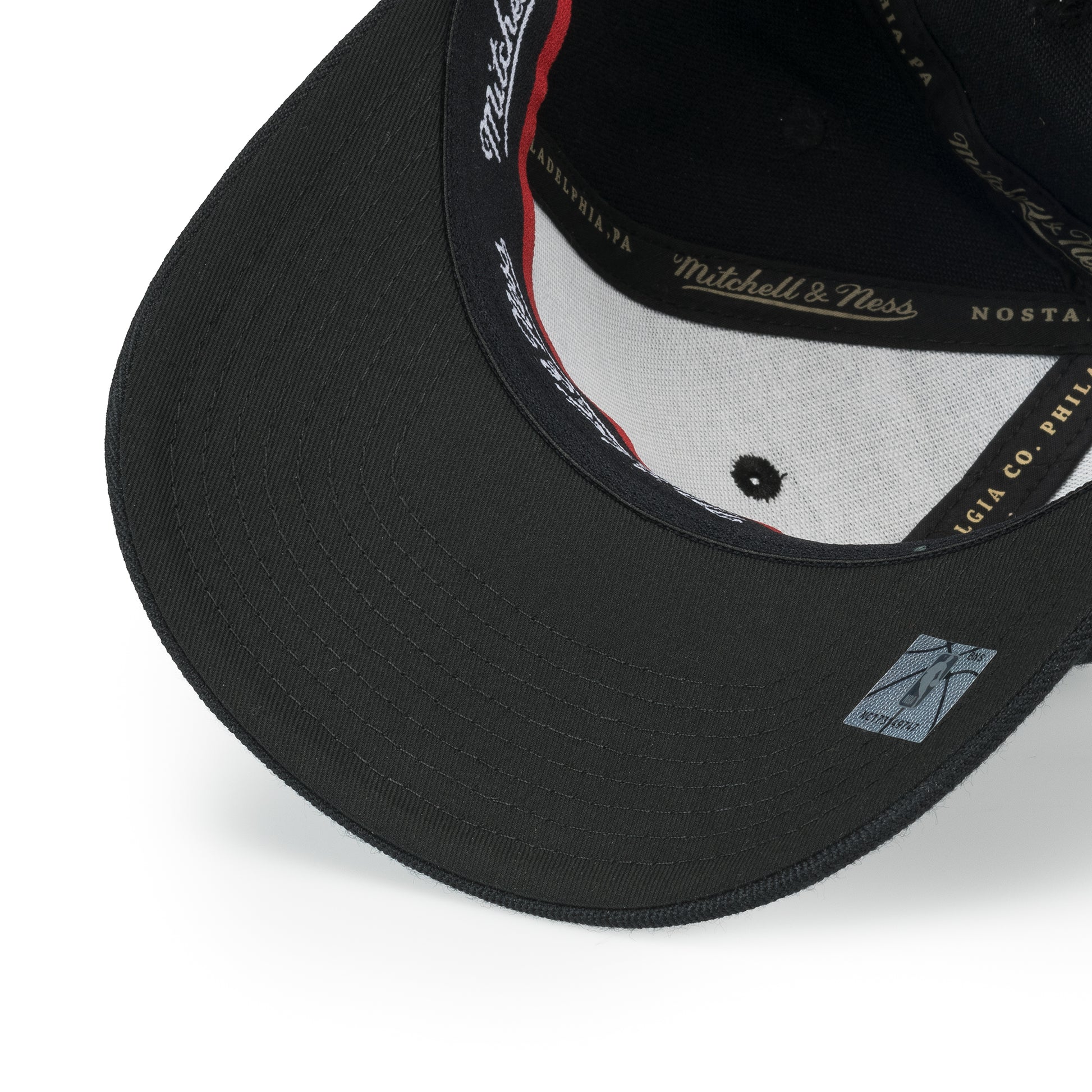 Black Out Arch Classic Red Snapback Miami Heat - Black