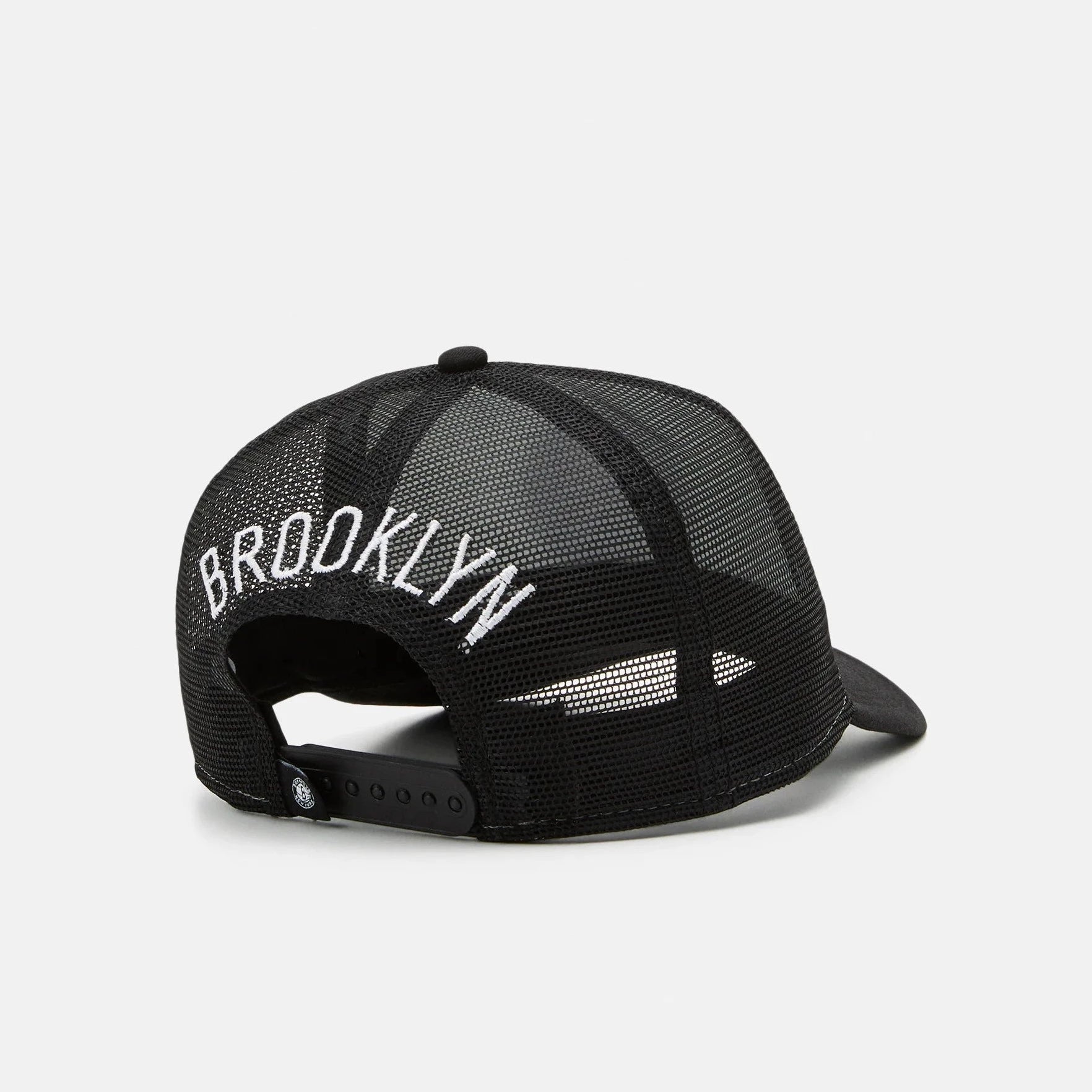 New-Era-Trucker-keps-Brooklyn-New-York-i-svart-vit-farg-baksidan