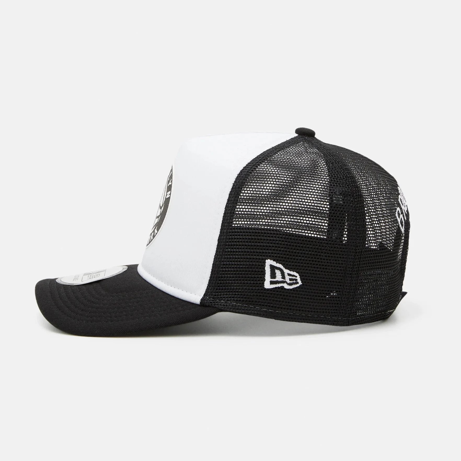 New-Era-Trucker-keps-Brooklyn-New-York-i-svart-vit-farg-fran-sidan