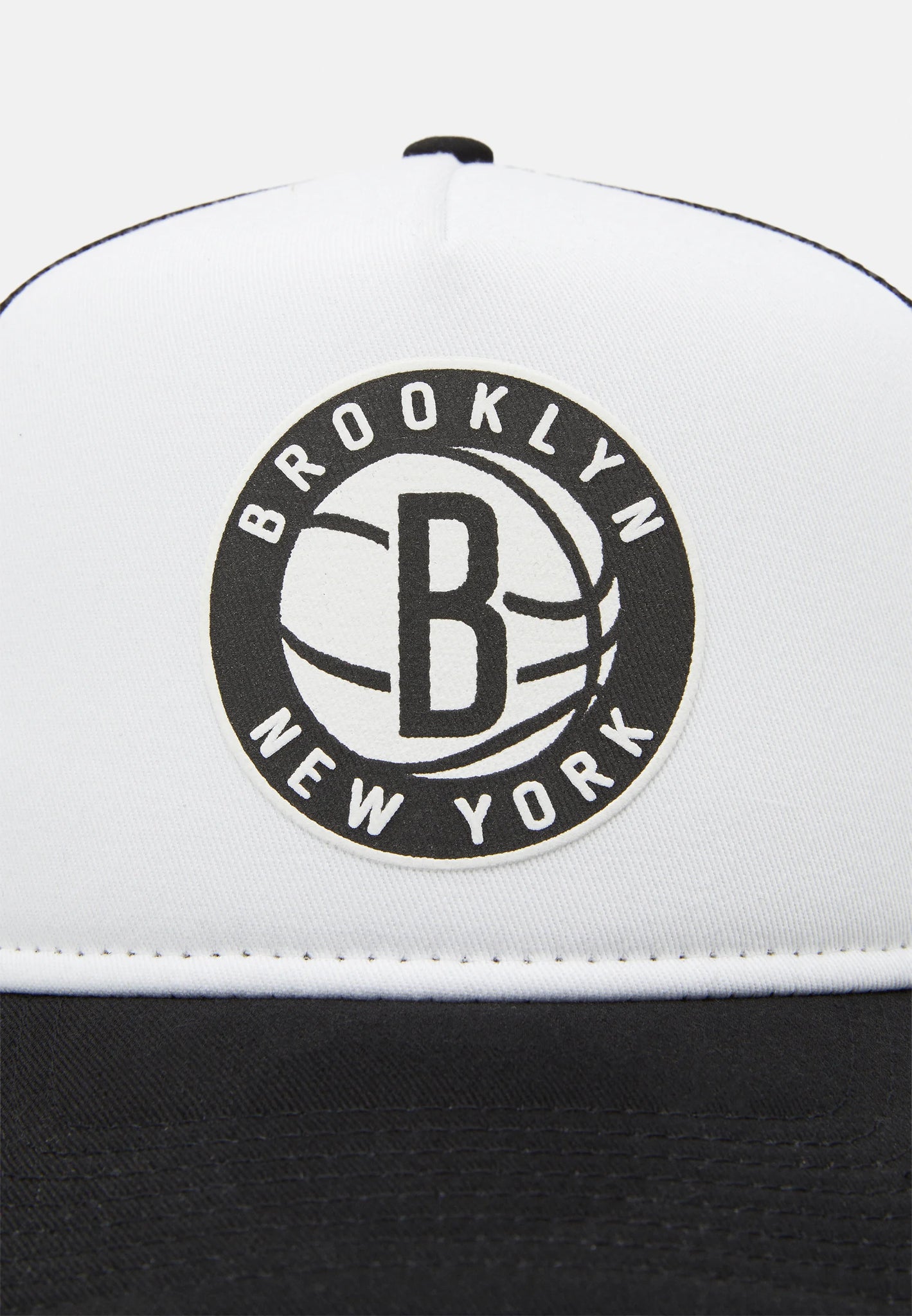 New-Era-Trucker-keps-Brooklyn-New-York-i-svart-vit-farg-loggan